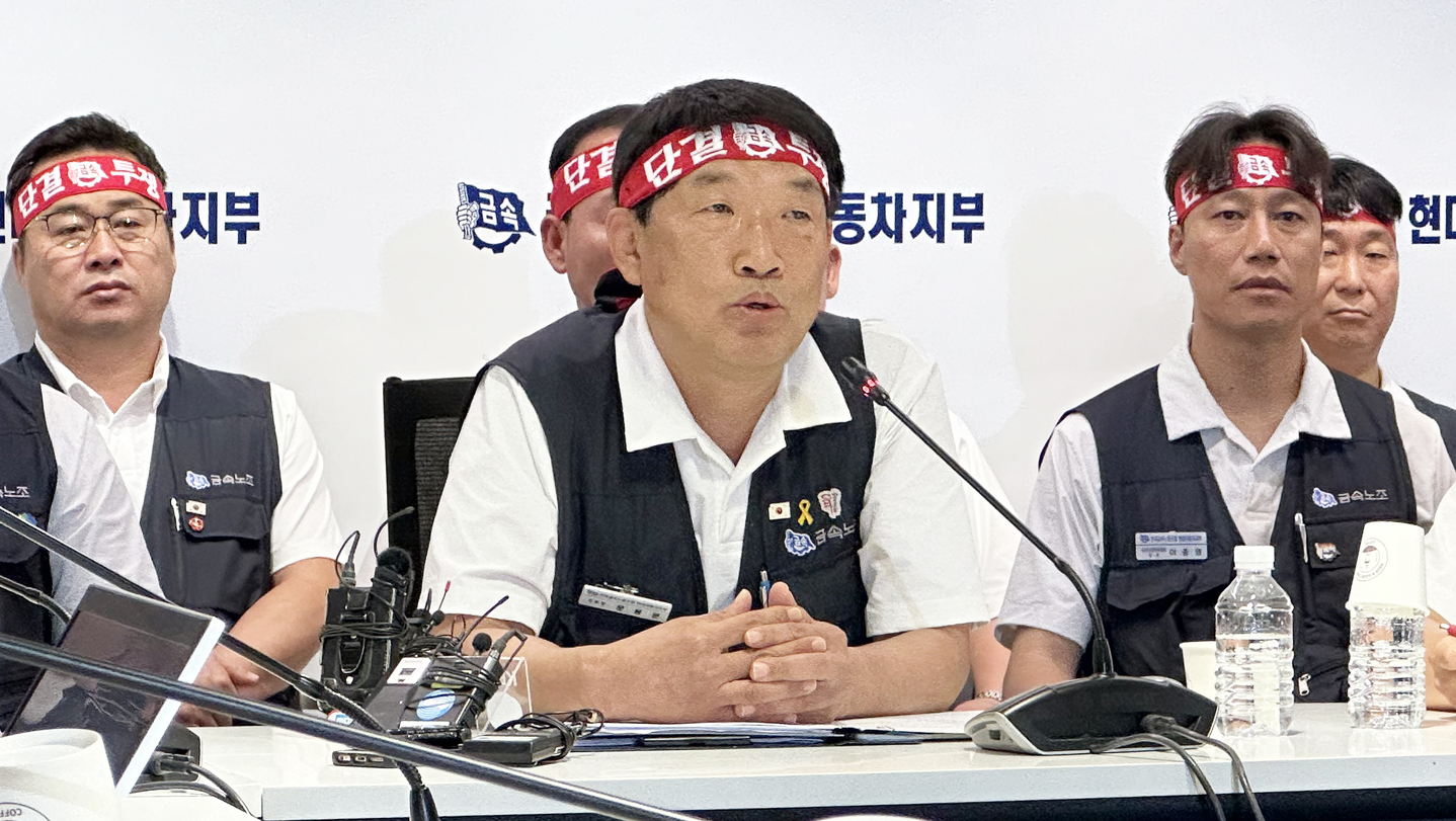 Union head Moon Yong-moon speaks during a press conference at the union office inside Hyundai Motor Group's Ulsan plant on Aug. 18. [NEWS1]
