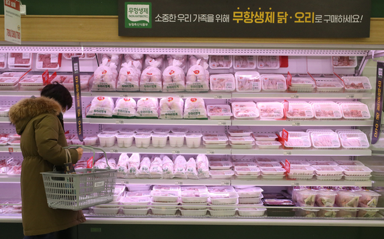 This unrelated file photo shows a shopper looking around imported meat prodcuts at a large supermarket in Seoul on Dec. 15, 2020. [YONHAP]