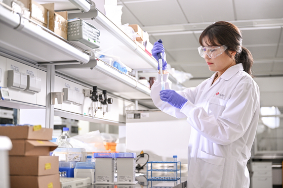 A researcher from LG CHEM tests a product in a laboratory. [LG CHEM]