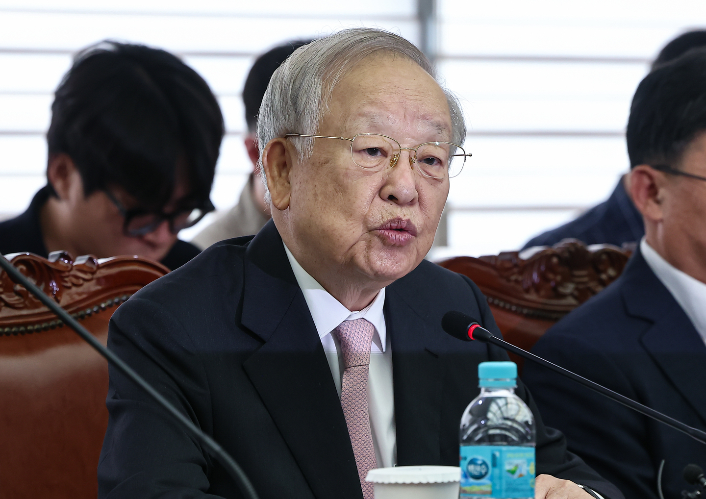 Korea Enterprises Federation (KEF) Chairman Sohn Kyung-shik holds a news conference to express his concerns regarding proposed revisions to Articles 2 and 3 of the Trade Union and Labor Relations Adjustment Act, also known as the "Yellow Envelope Bill," at the KEF office in Mapo District, western Seoul, on July 31. [NEWS1]