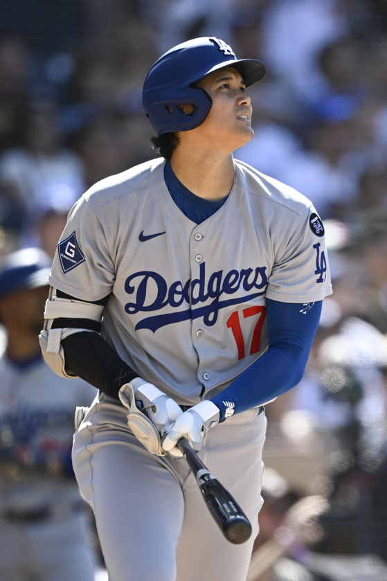 Los Angeles Dodgers designated hitter Shohei Ohtani hits a solo homer during the ninth inning against the San Diego Padres at Petco Park in San Diego on Aug. 24. [REUTERS/YONHAP]