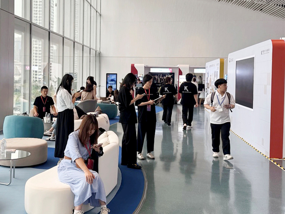 Participants look around the exhibition hall of the 2025 K-Content Expo China at the Sea World Culture and Arts Center in Shenzhen, China, which runs from Aug. 19 to 21. [KOREA CREATIVE CONTENT AGENCY] 