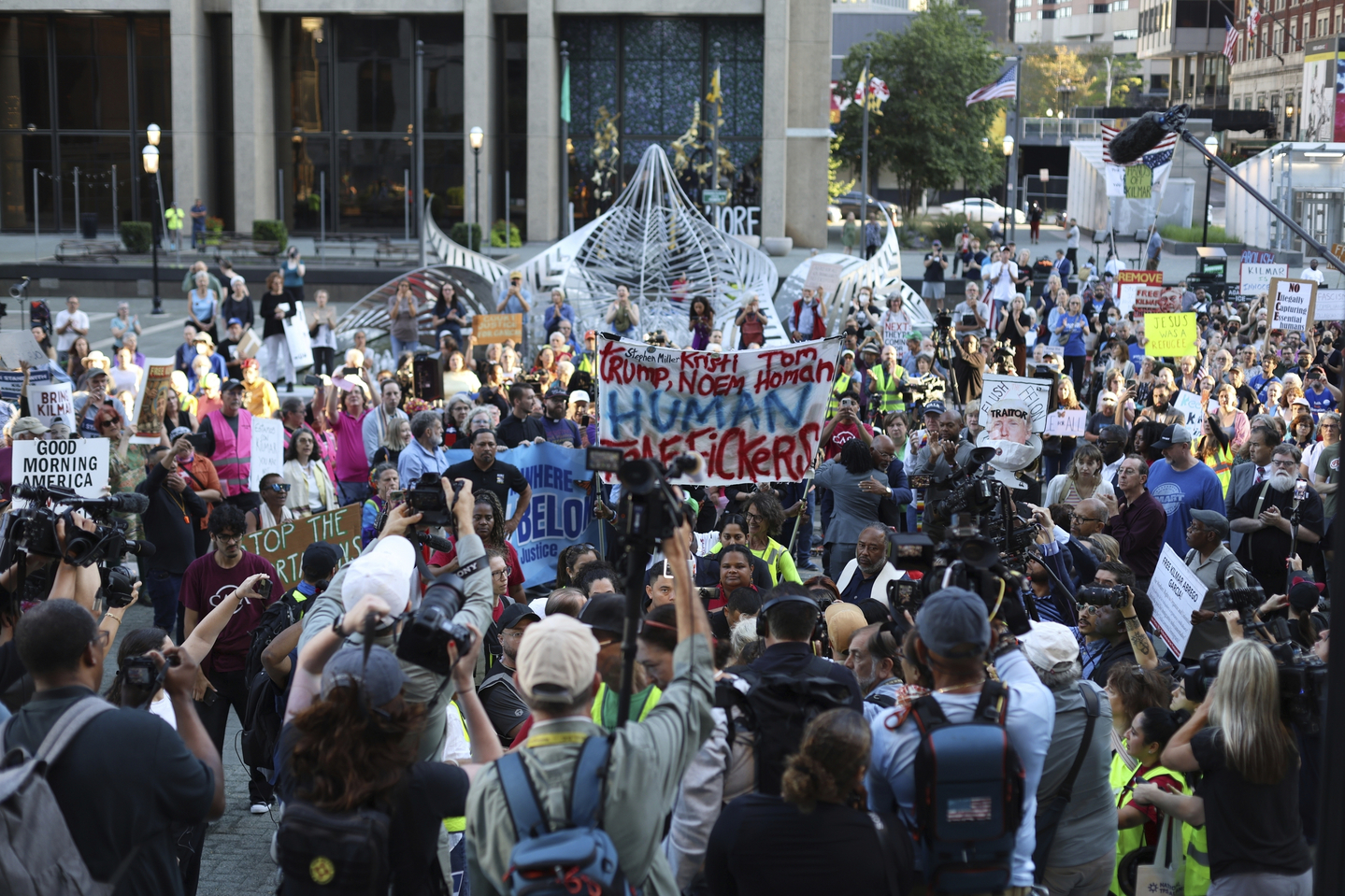 People attend a protest rally at the Immigration and Customs Enforcement field office in Baltimore on Aug. 25, to support Kilmar Abrego Garcia. [AP/YONHAP]