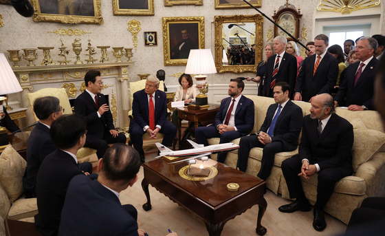 Korean President Lee Jae Myung, center, and U.S. President Donald Trump chat during their first bilateral summit at the Oval Office at the White House in Washington on Aug. 25. [JOINT PRESS CORPS] 