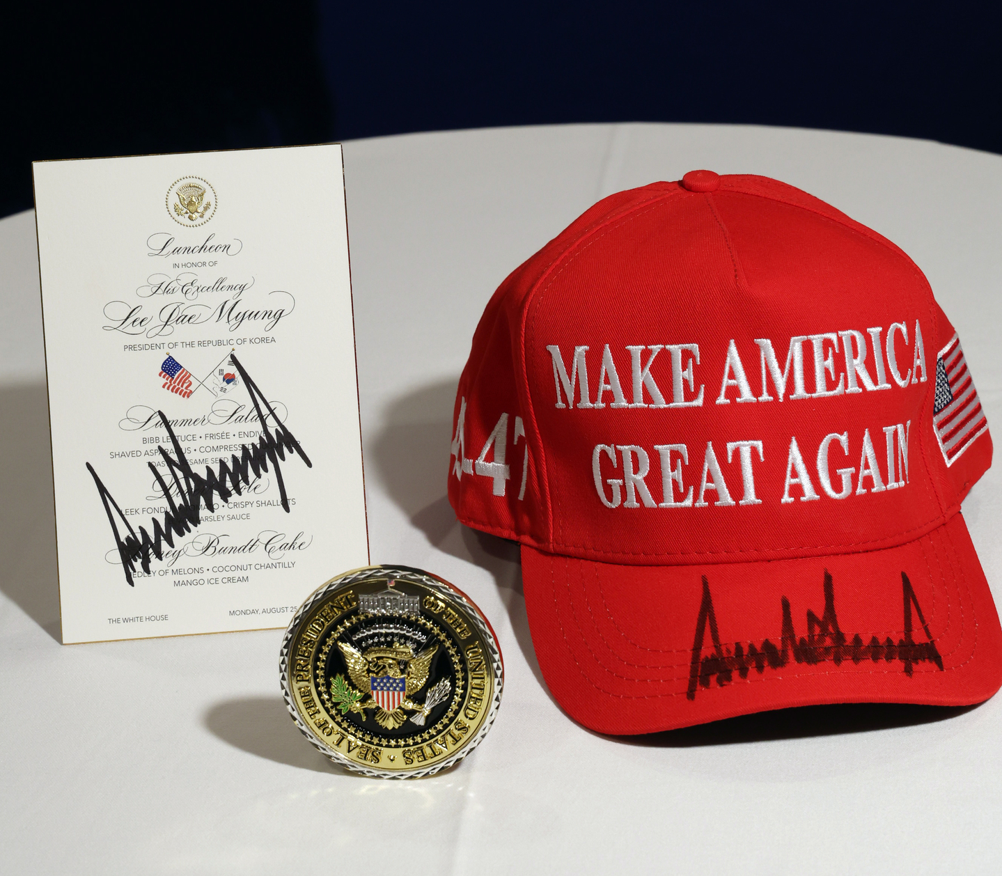 A signed MAGA hat and a White House commemorative medal gifted by U.S. President Donald Trump to Korean President Lee Jae Myung after their first bilateral summit in Washington on Aug. 25. [PRESIDENTIAL OFFICE] 