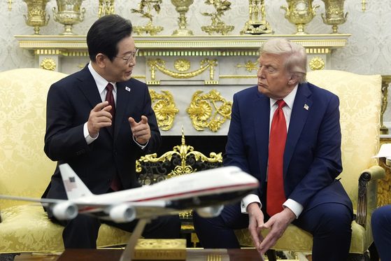 Korean President Lee Jae Myung speaks as U.S. President Donald Trump listens during a meeting in the Oval Office of the White House in Washington on Aug. 25. [AP/YONHAP]