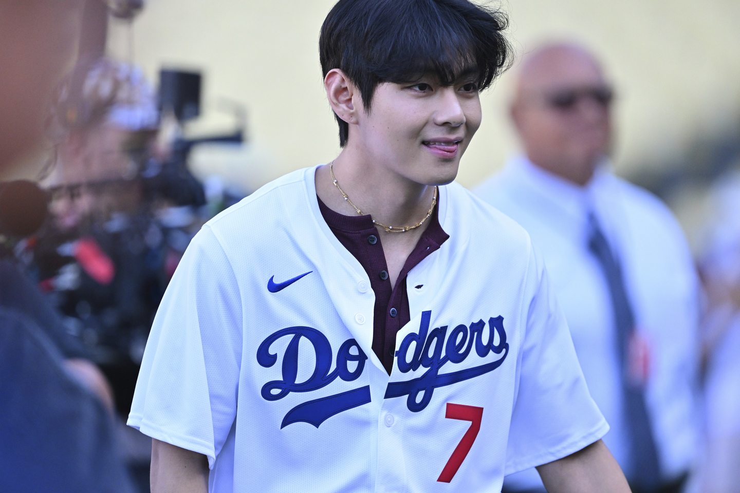 V of boy band BTS jokes as he walks off the field after batting practice before a baseball game between the Los Angeles Dodgers and the Cincinnati Reds in Los Angeles on Aug. 25. [AP/YONHAP]