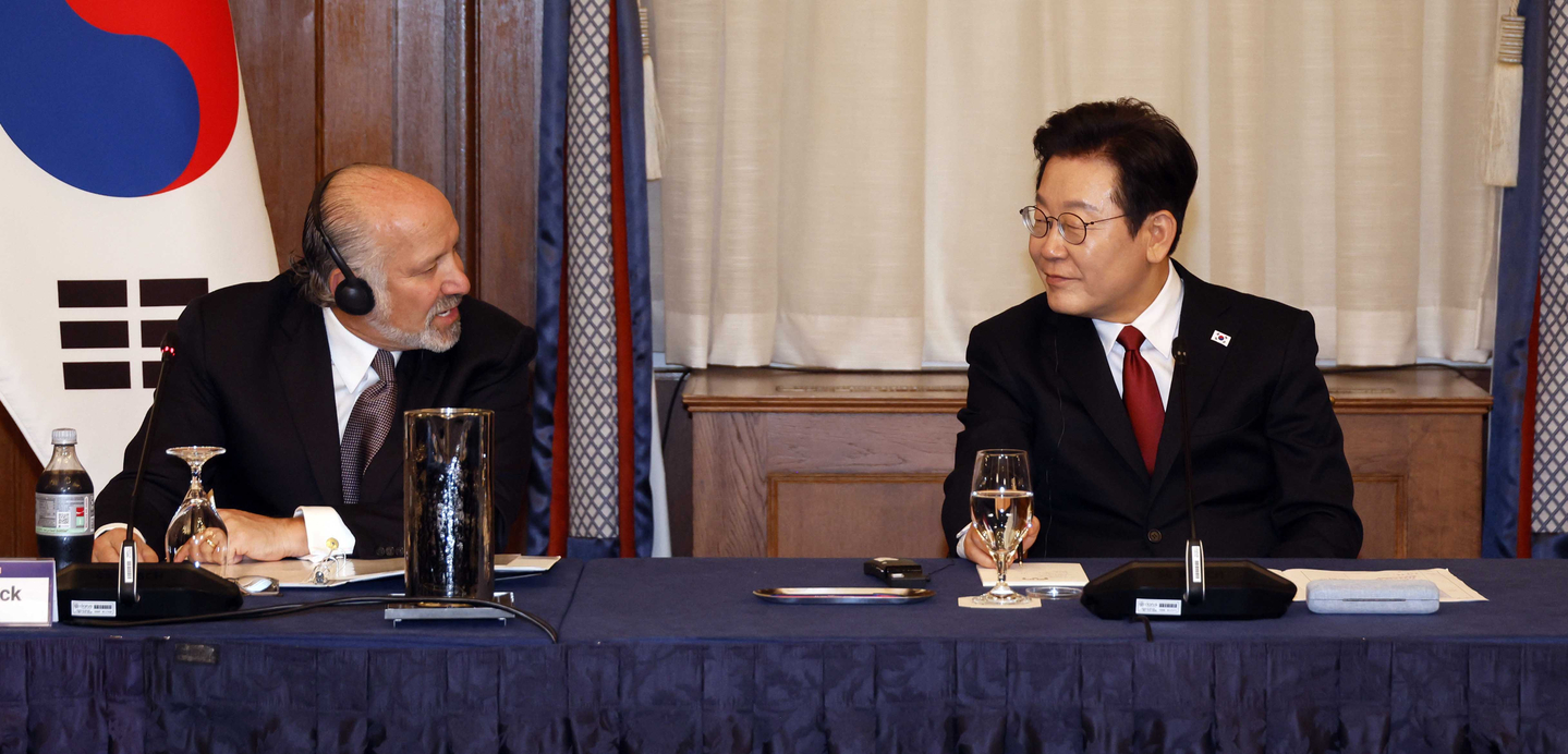 President Lee Jae Myung listens to U.S. Commerce Secretary Howard Lutnick during a Korea-U.S. business roundtable at a hotel in Washington on Aug. 25. [JOINT PRESS CORPS]