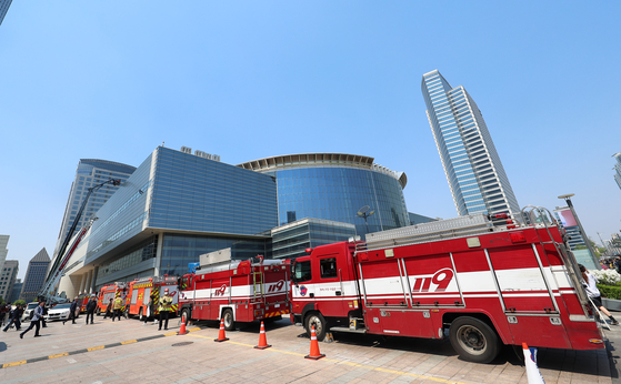 A firetruck is parked in front of Coex in Gangnam District, southern Seoul, on April 25 in this photo unrelated to the story. [YONHAP]