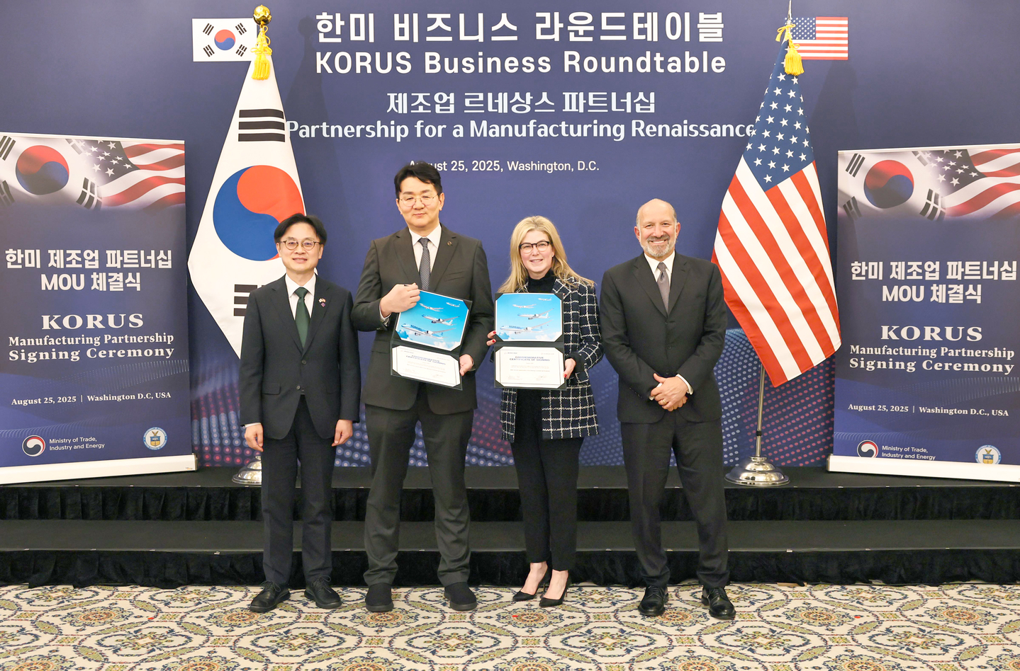 From left: Industry Minister Kim Jung-kwan, Hanjin Group Chairman Walter Cho, Boeing Commercial Airplanes President and CEO Stephanie Pope and U.S. Commerce Secretary Howard Lutnick pose for a photo after signing a memorandum of understanding to purchase 103 high-efficiency aircraft at Willard InterContinental Washington in Washington on Aug. 25. [YONHAP] 