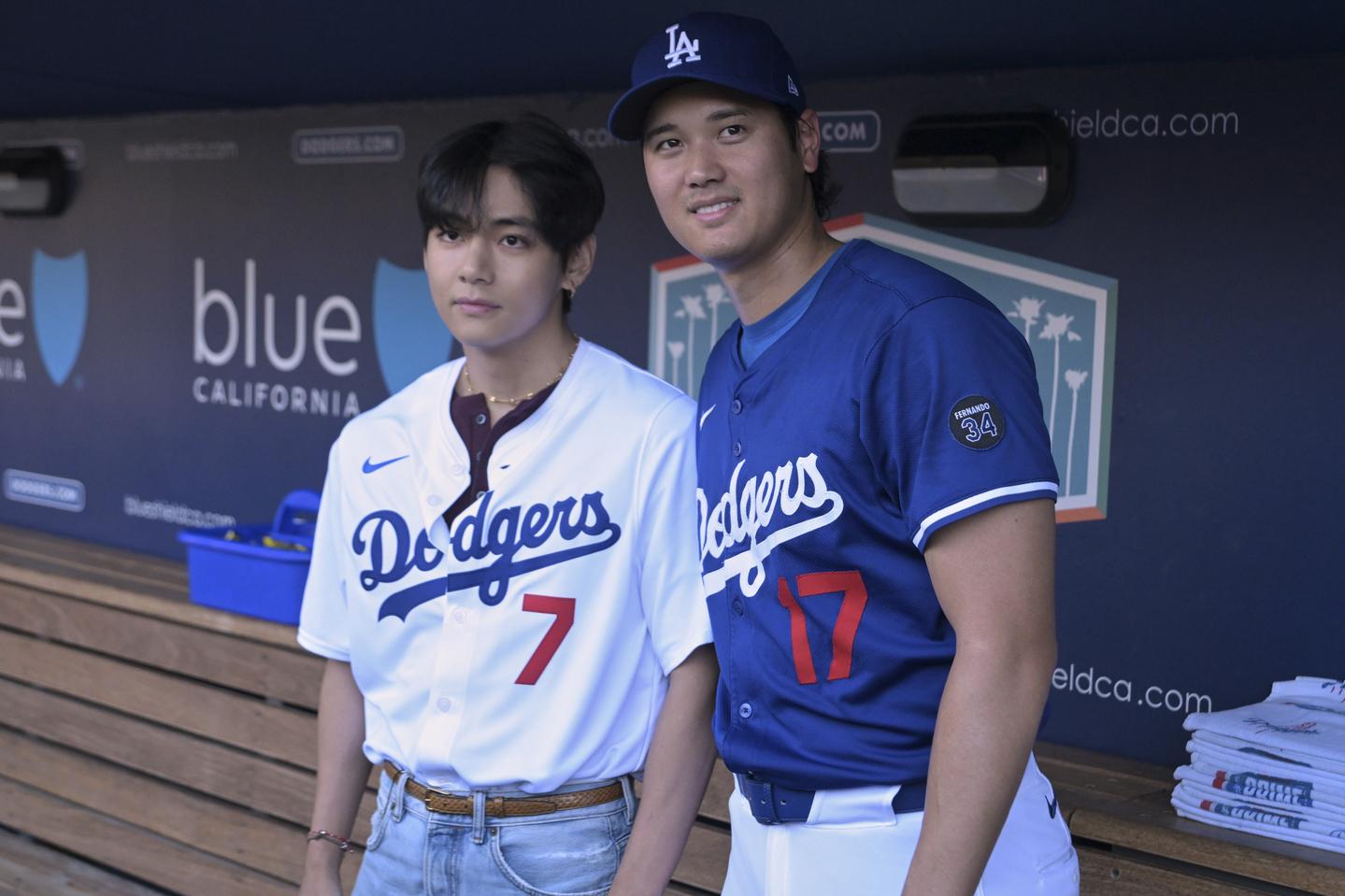 V of boy band BTS, left, poses for a photo with Los Angeles Dodgers designated hitter Shohei Ohtani before a baseball game against the Cincinnati Reds on Aug. 25 in Los Angeles. [AP/YONHAP]