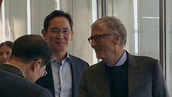 Samsung Electronics Executive Chairman Lee Jae-yong, center, sees off Bill Gates, chair of the Gates Foundation, right, after their lunch meeting at Samsung’s headquarters in Seocho District, southern Seoul, on Aug. 22. [SAMSUNG ELECTRONICS] 