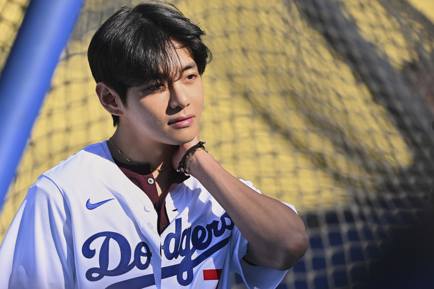 V of boy band BTS looks on during batting practice before a baseball game between the Los Angeles Dodgers and the Cincinnati Reds in Los Angeles on Aug. 25. [AP/YONHAP]