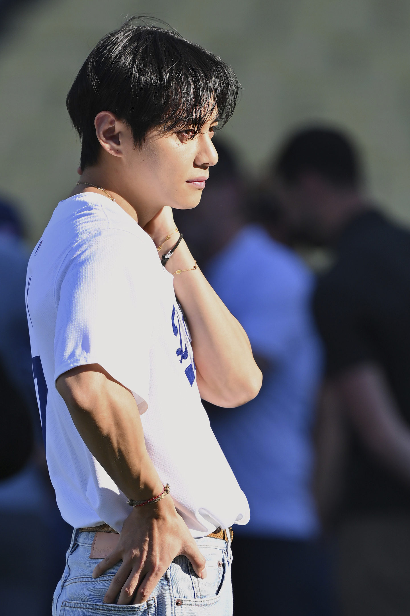 V of boy band BTS looks on during batting practice before a baseball game between the Los Angeles Dodgers and the Cincinnati Reds in Los Angeles on Aug. 25. [AP/YONHAP]