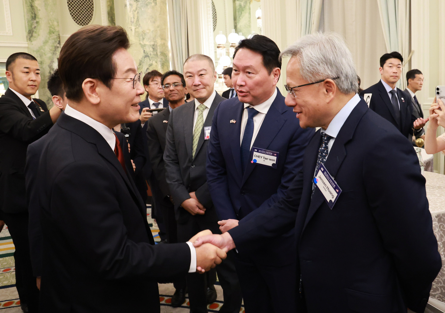 Korean President Lee Jae Myung, left, shakes hands with Nvidia CEO Jensen Huang at the Korea-U.S. business roundtable reception at a hotel in Washington on Aug. 25. [JOINT PRESS CORPS]