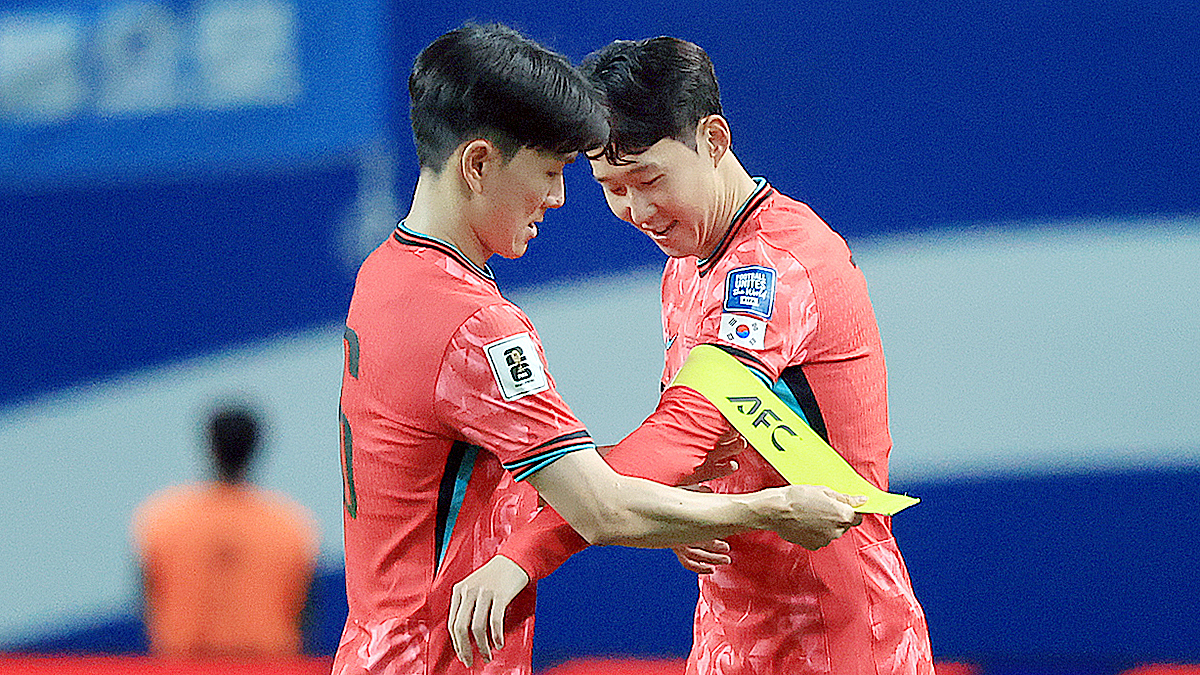 Hwang In-beom helps Son Heung-min put on the captain's band duirng a national team match against Kuwait at the World Cup Stadium in Mapo District, western Seoul on June 10. [NEWS1]