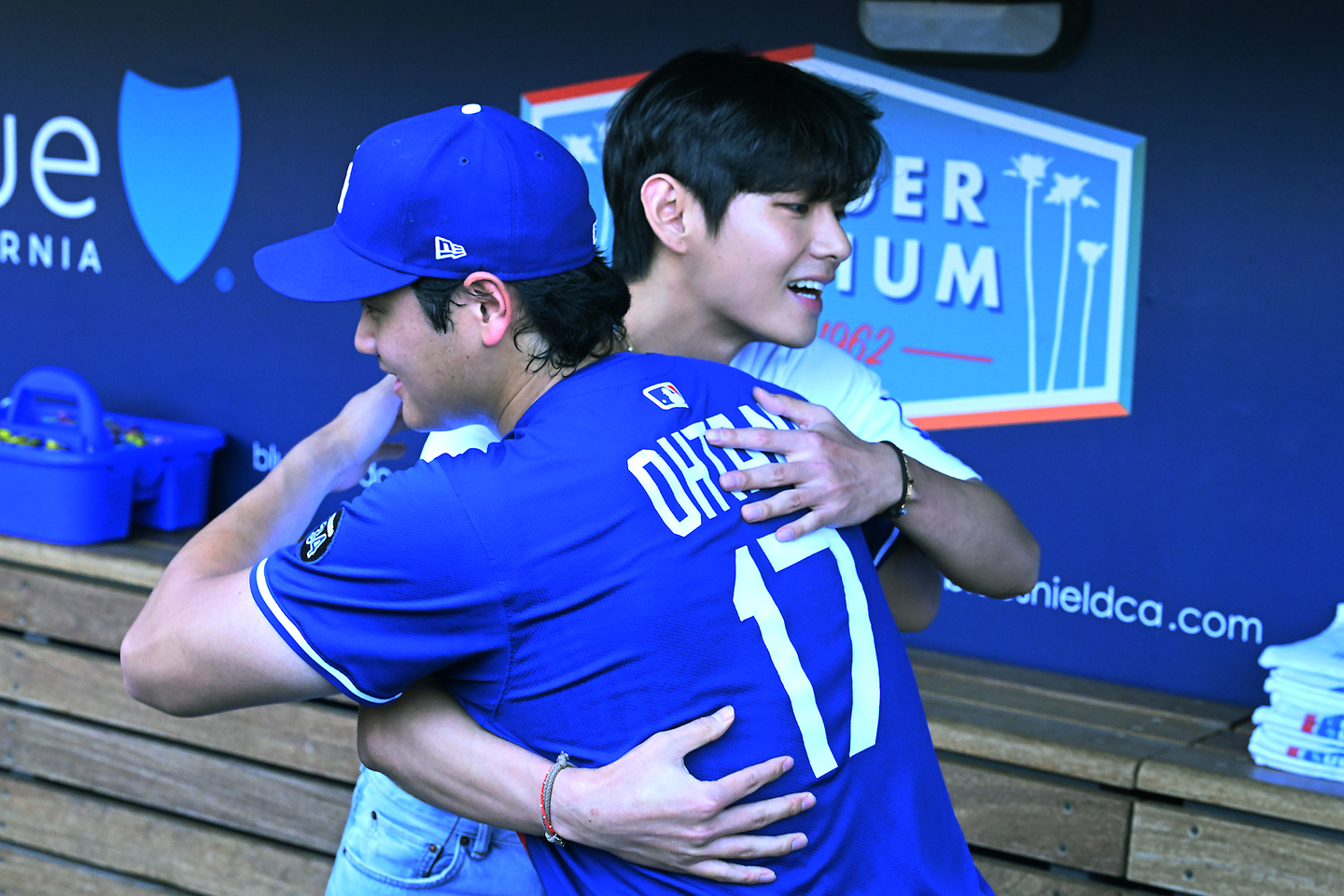 V of boy band BTS, left, hugs Shohei Ohtani. V visited other Dodgers before they played the Cincinnati Reds at Dodger Stadium in Los Angeles on Aug. 25. [UPI/YONHAP] 
