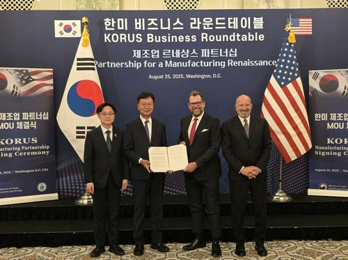 Samsung Heavy Industries CEO Choi Sung-an, second from left, poses for a photo with Korea's Minister of Trade, Industry and Energy Kim Jung-kwan, left, and U.S. Secretary of Commerce Howard Lutnick, right, after signing a memorandum of understanding with Vigor Marine Group in Washington on Aug. 25. [SAMSUNG HEAVY INDUSTRIES] 