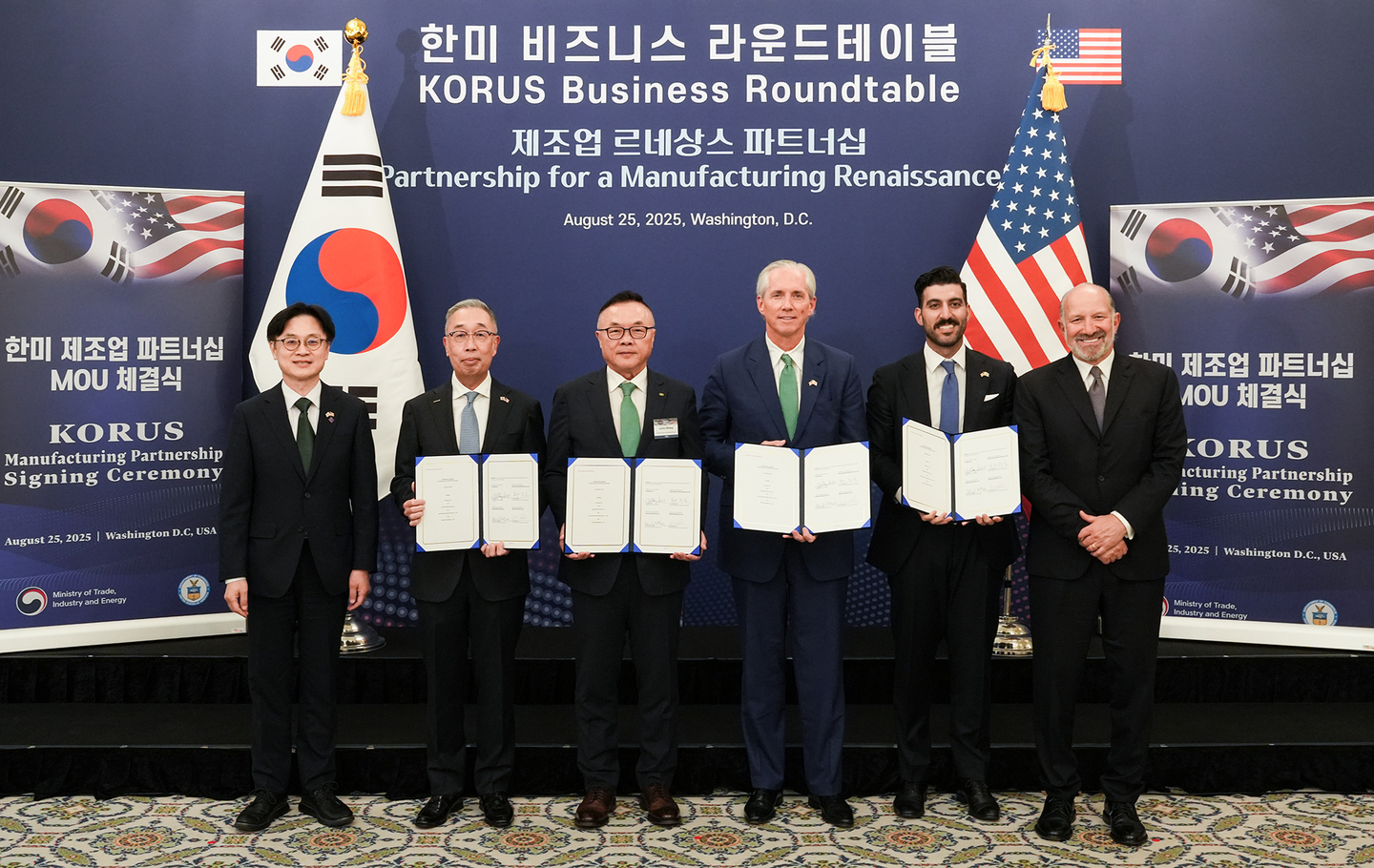 Participants pose for a commemorative photo during the small modular reactor (SMR) memorandum of understanding (MOU) signing ceremony held immediately following the Korea-U.S. Business Roundtable in Washington on Aug. 25. From left: Minister of Trade, Industry and Energy Kim Jung-kwan, Doosan Energy Chairman Park Gee-won, Korea Hydro & Nuclear Power President Whang Joo-ho, X-Energy CEO Clay Sell, AWS Energy Policy Manager Ray Fakhoury, and U.S. Secretary of Commerce Howard Lutnick. [DOOSAN ENERBILITY]