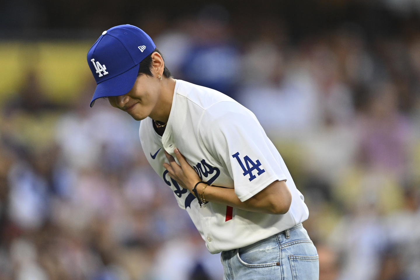 V of boy band BTS gestures after addressing the crowd before a baseball game between the Los Angeles Dodgers and the Cincinnati Reds in Los Angeles on Aug. 25. [AP/YONHAP]