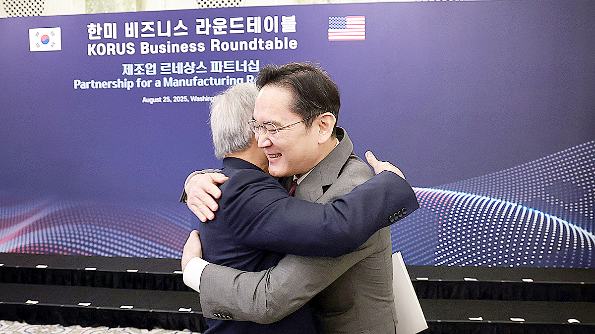 Samsung Electronics Chairman Lee Jae-yong, right, embraces Nvidia CEO Jensen Huang at the Korea-U.S. business roundtable at the Willard Hotel in Washington on Aug. 25. [YONHAP]