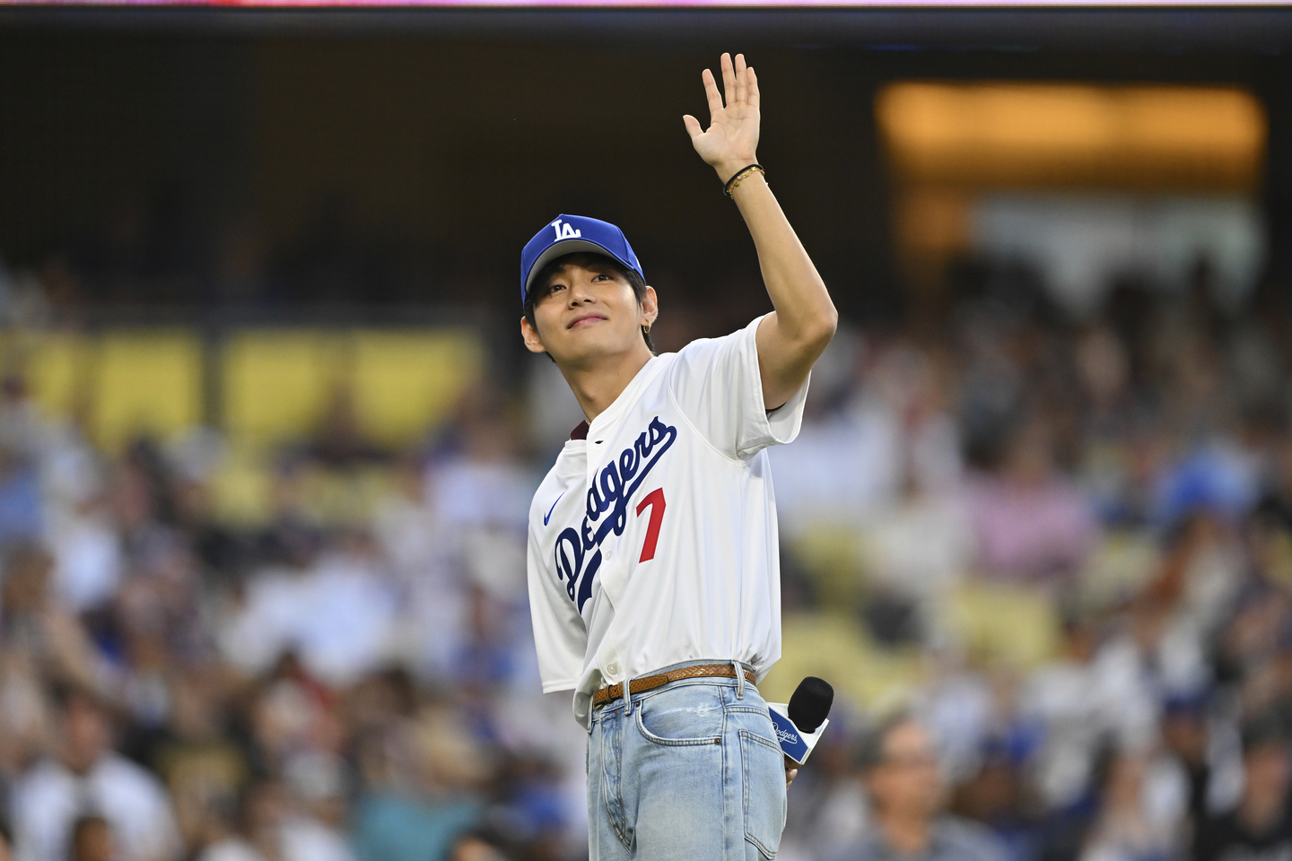 V of boy band BTS waves as he addresses the crowd before a baseball game between the Los Angeles Dodgers and the Cincinnati Reds in Los Angeles on Aug. 25. [AP/YONHAP]