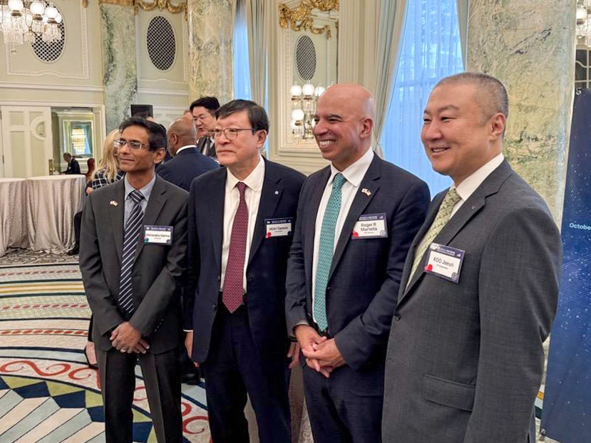 GS Chairman Huh Tae-soo, second from left, and LS Chairman Koo Ja-eun, right, pose for a photo with Roger Martella, chief sustainability officer of GE Vernova, third from left, and Dhirendra Varma, chief strategy officer of Honeywell, far left, as they discuss cooperation at the Korea-U.S. business roundtable in Washington on Aug. 25. [GS]