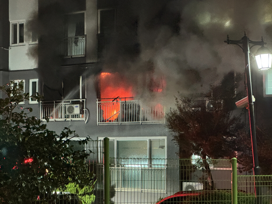 Smoke is seen coming from an apartment in Geoje, South Gyeongsang, on Aug. 25. [SOUTH GYEONGSANG FIRE HEADQUARTERS]