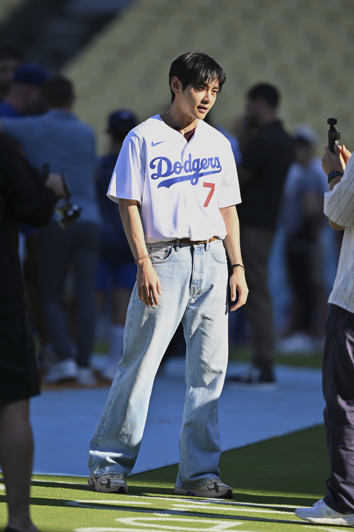 V of boy band BTS looks on during batting practice before a baseball game between the Los Angeles Dodgers and the Cincinnati Reds in Los Angeles on Aug. 25. [AP/YONHAP]