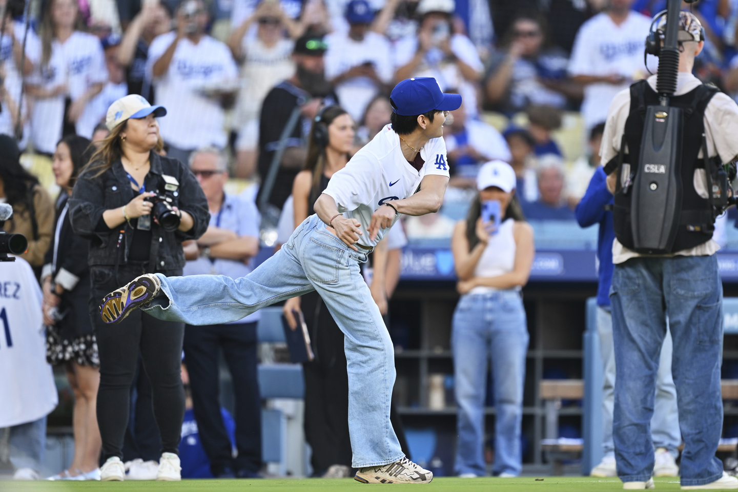 V of boy band BTS throws out a ceremonial first pitch before a baseball game between the Los Angeles Dodgers and the Cincinnati Reds in Los Angeles on Aug. 25. [AP/YONHAP]