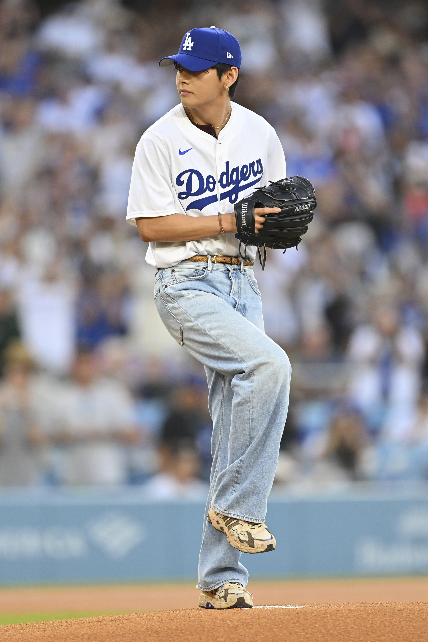 V of boy band BTS throws out a ceremonial first pitch before a baseball game between the Los Angeles Dodgers and the Cincinnati Reds in Los Angeles on Aug. 25. [AP/YONHAP]