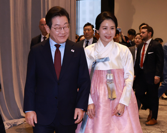 President Lee Jae Myung, left, and first lady Kim Hea Kyung are seen during a meeting with members of the Korean diaspora at a hotel in Washington on Aug. 24. [YONHAP]