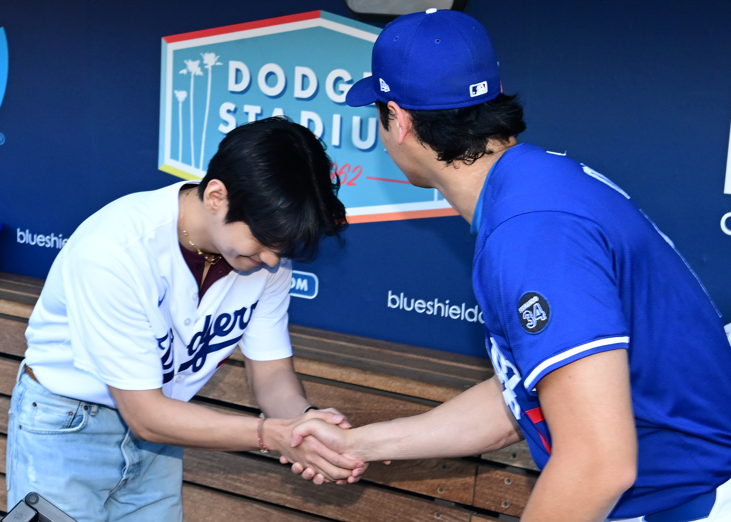 V of boy band BTS meets Shohei Ohtani and other players before they play the Cincinnati Reds at Dodger Stadium in Los Angeles on Aug. 25. [UPI/YONHAP]