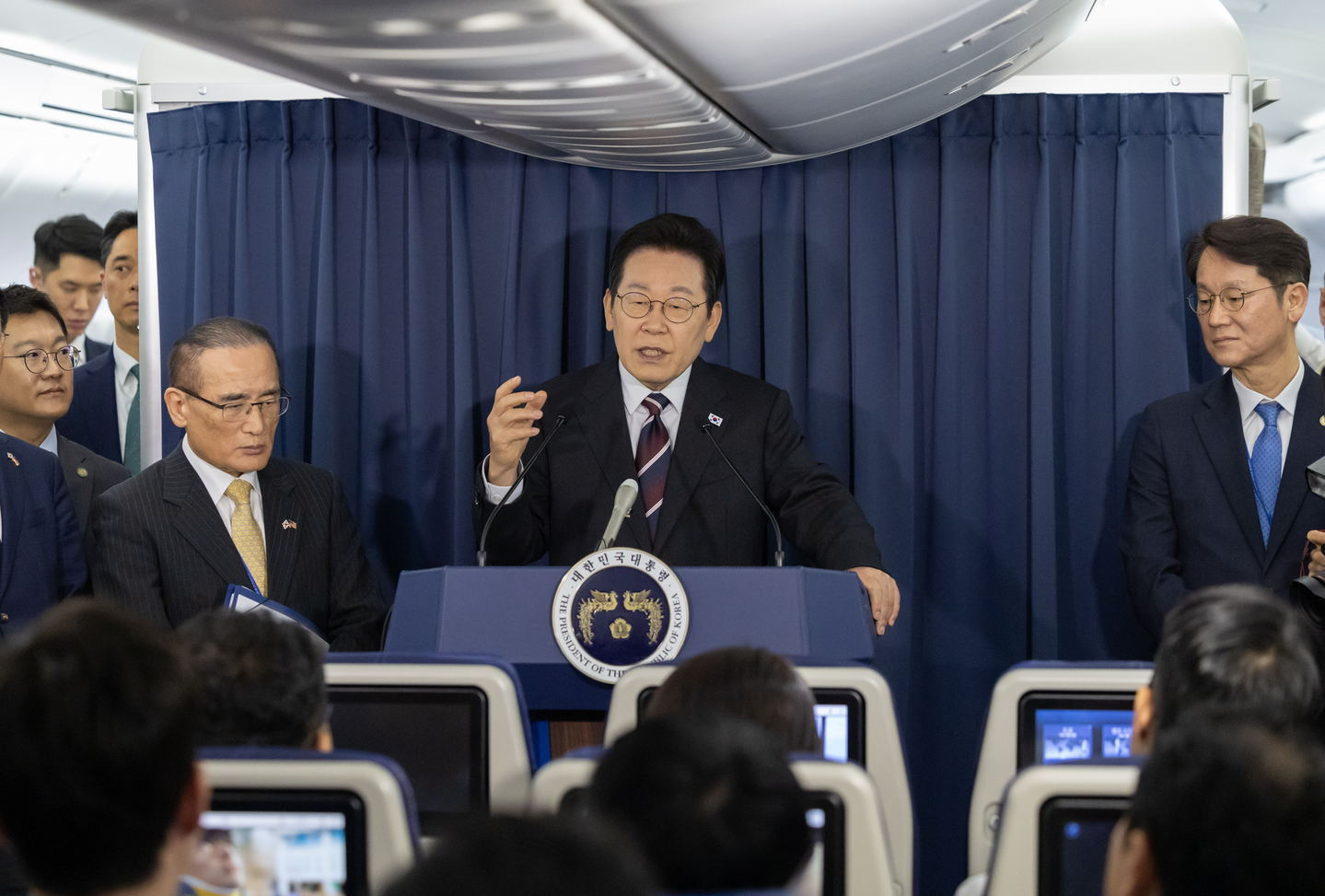 President Lee Jae Myung holds a press briefing aboard Air Force One on Aug. 24, after departing from Tokyo en route to Washington for the Korea-U.S. summit. [JOINT PRESS CORPS] 