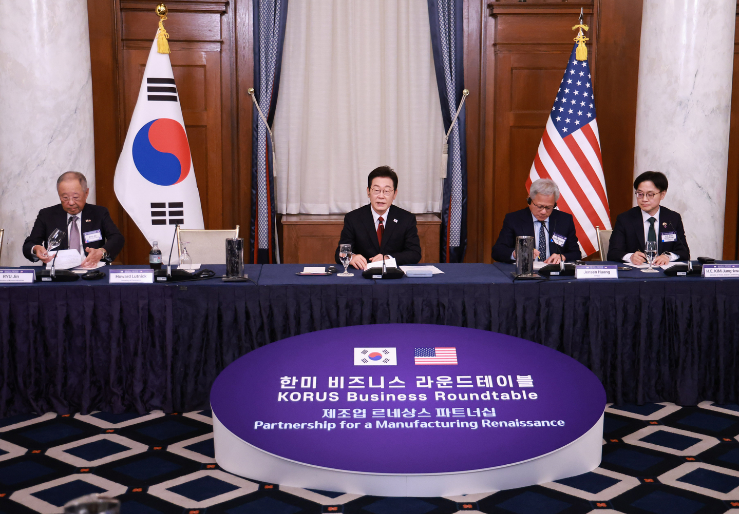 President Lee Jae Myung, second from left, attends a business roundtable of Korea and the United States at a hotel in Washington on Aug. 25. [YONHAP]