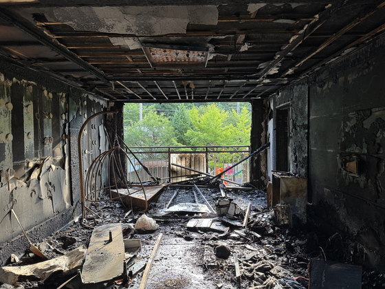 An apartment in Geoje, South Gyeongsang is burnt after a fire on Aug. 25. [SOUTH GYEONGSANG FIRE HEADQUARTERS]