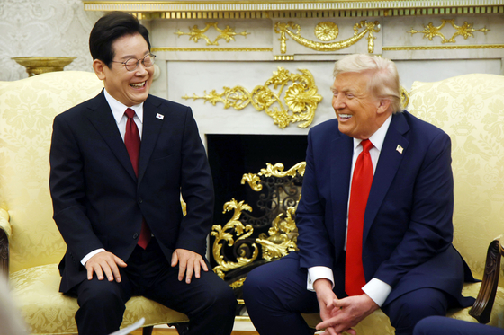 South Korean President Lee Jae Myung, left, and U.S. President Donald Trump chat during their first bilateral summit at the White House in Washington on Aug. 25. [JOINT PRESS CORPS] 