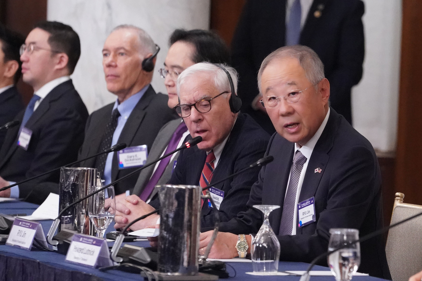 Ryu Jin, chairman of the Federation of Korean Industries, right, delivers opening remarks at the “Korea-U.S. Business Roundtable: Manufacturing Renaissance Partnership” at the Willard Hotel in Washington on Aug. 25. [FEDERATION OF KOREAN INDUSTRIES]