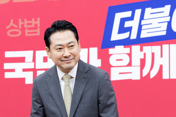 Newly elected People Power Party leader Jang Dong-hyeok greets supporters ahead of a press conference at the National Assembly in Yeouido, western Seoul, on Aug. 26. [NEWS1]