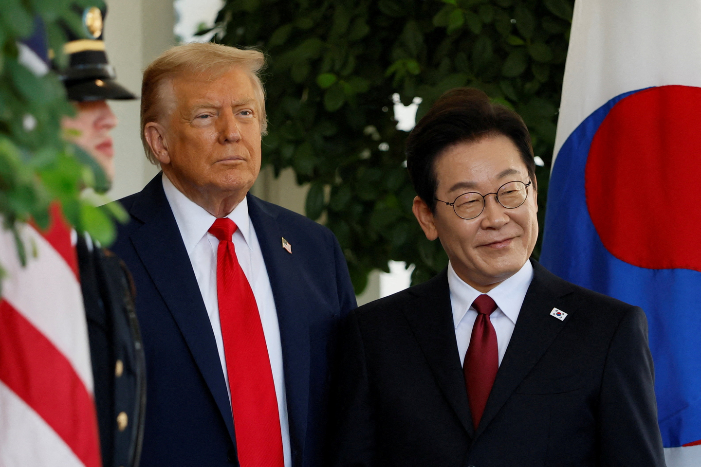 U.S. President Donald Trump, left, welcomes Korean President Lee Jae Myung at the White House in Washington, on Monday. [REUTERS/YONHAP]