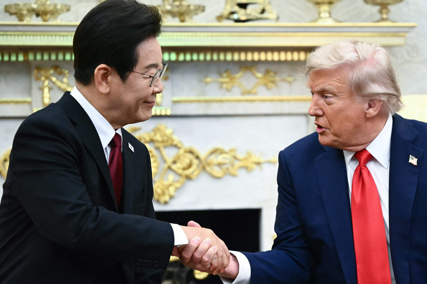 U.S. President Donald Trump, left, shakes hands with Korean President Lee Jae Myung during a bilateral meeting in the Oval Office of the White House in Washington on Aug. 25.[AFP/YONHAP]