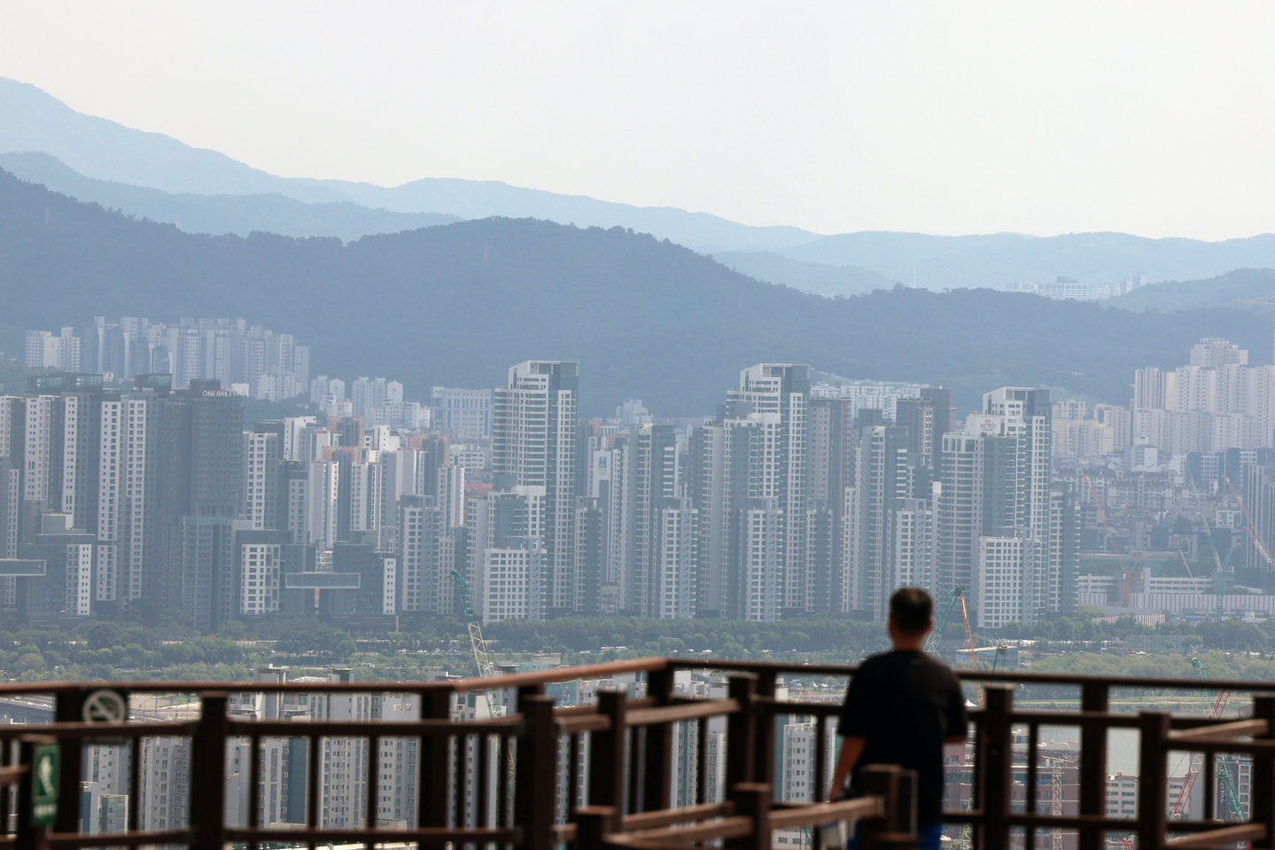 Apartments in Seoul are seen on Aug. 21. [NEWS1] 