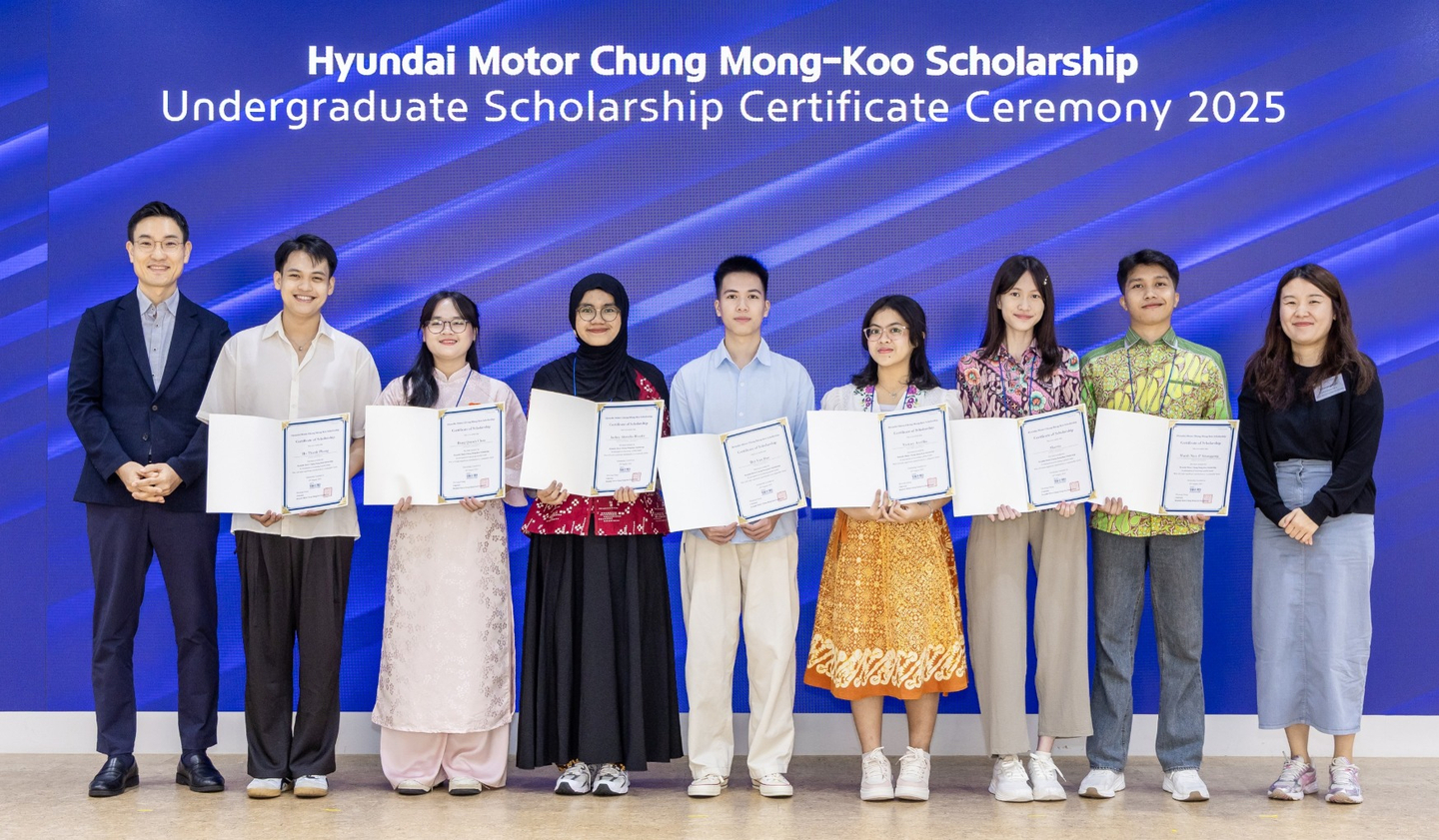 Scholarship recipients pose for a group photo at a ceremony held on Aug. 26 at the Ondream Society in Myeong-dong in Jung District, central Seoul. [CHUNG MONG-KOO FOUNDATION]