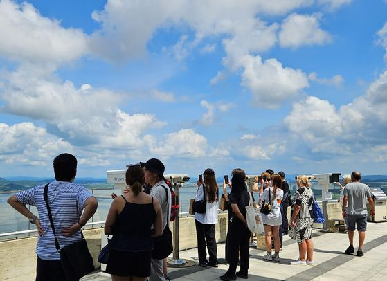 Visitors take in a view of North Korea from the Aegibong Peace Ecological Park in Gimpo, Gyeonggi, on Aug. 22. [JOONGANG ILBO]