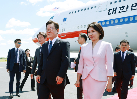 President Lee Jae Myung, left, and first lady Kim Hea Kyung arrive at Philadelphia International Airport in Philadelphia on Aug. 26 to visit Hanhwa Philly Shipyard. [JOINT PRESS CORPS]