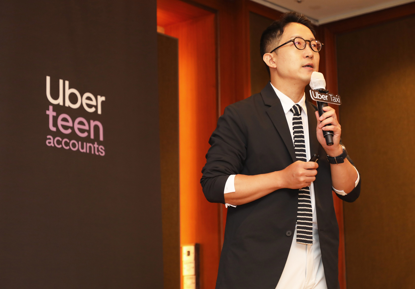 Song Jin-woo, head of Uber Taxi Korea, speaks during a press conference in Seoul’s Lotte Hotel announcing the launch of ″Uber One″ on Aug. 26. [YONHAP]