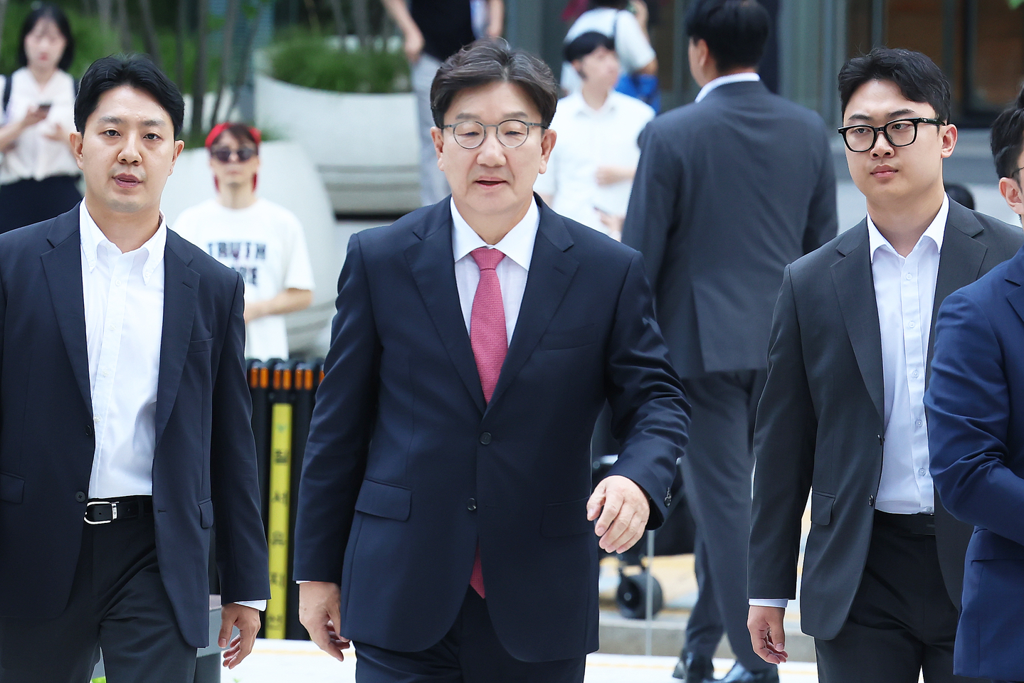 Rep. Kweon Seong-dong of the conservative People Power Party appears before the independent counsel investigating former first lady Kim Keon Hee in Gwanghwamun, central Seoul, on Aug. 27. [JOONGANG ILBO]