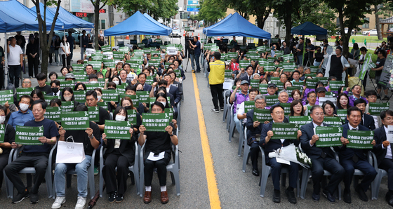 A second anniversary memorial service for the Osong underpass disaster is being held in front of the North Chungcheong Provincial Government on July 15. [YONHAP] 