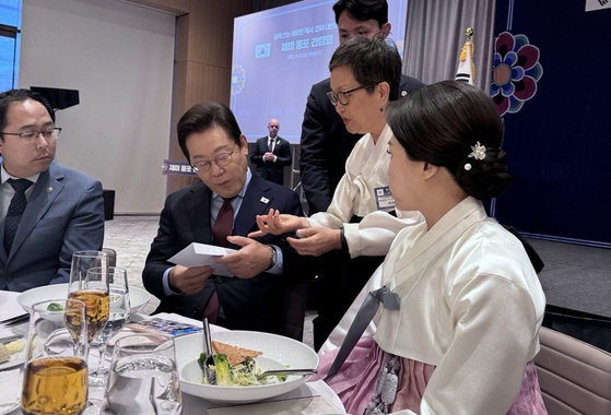 Choi In-he, chair of the National Korean American Service and Education Consortium (Nakasec), second from right, delivers a letter to President Lee Jae Myung, second from left, during a dinner with Korean diaspora in Washington on Aug. 24. [NATIONAL KOREAN AMERICAN SERVICE AND EDUCATION CONSORTIUM]