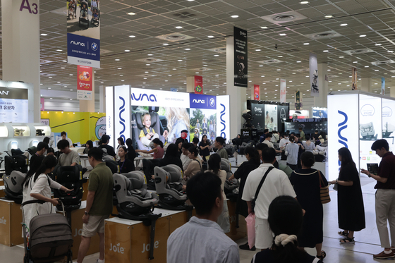Visitors crowd a baby fair at Coex in Gangnam District, southern Seoul on Aug. 17. [YONHAP] 